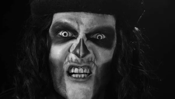 Skrämmande man i skelett Halloween makeup skriker, skriker, gör ansikten, försöker skrämma — Stockfoto
