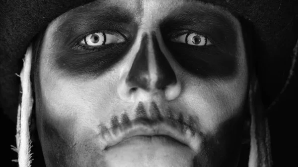 Großaufnahme des gruseligen Männergesichts im Karnevalsschädel Halloween Make-up des Skeletts, das gruselig in die Kamera schaut — Stockfoto