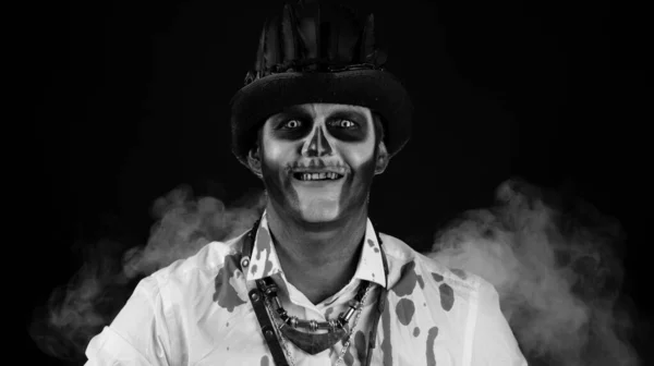 Griezelige man met skelet make-up. Een man die naar de camera kijkt en probeert bang te zijn. Themafeest Halloween — Stockfoto