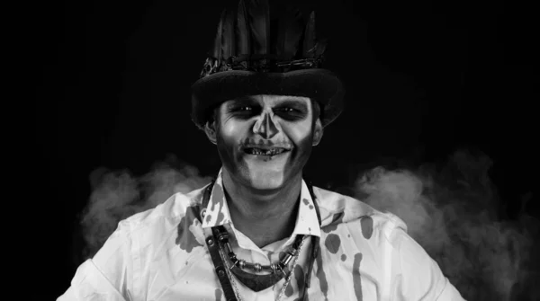 Läskig man med skelettsmink. Killen tittar på kameran och försöker skrämma. Halloween temafest — Stockfoto