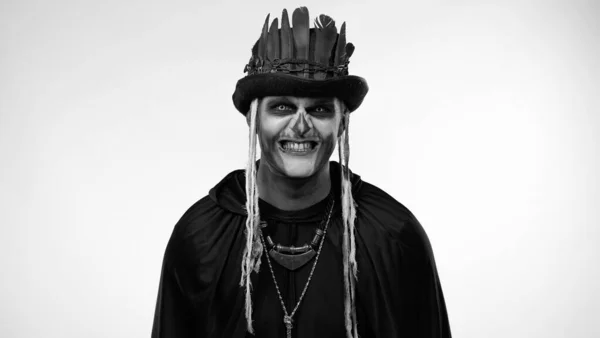 Homem sinistro com maquiagem esqueleto de Halloween horrível fazendo rostos, olhando para a câmera tentando assustar — Fotografia de Stock