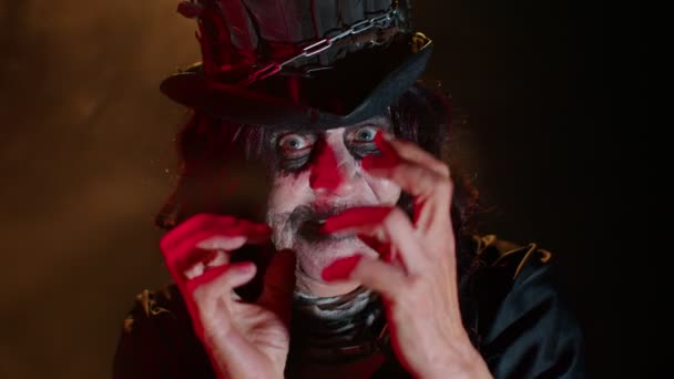 Złowroga starsza kobieta z przerażającym Halloween czarownica makijaż wampir w kostiumie próbuje przestraszyć — Wideo stockowe