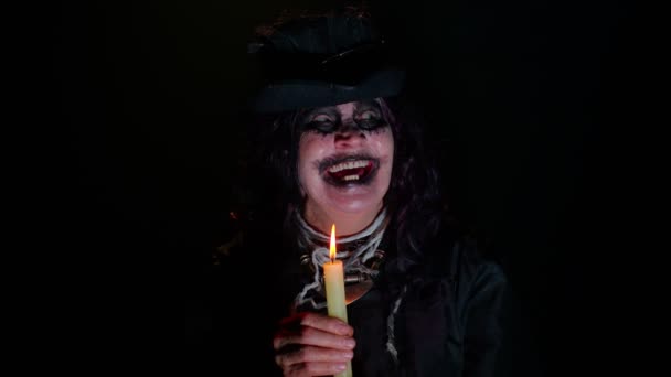 Sinistre vieille femme mature en costume de carnaval de sorcière Halloween faire des rituels magiques avec bougie — Video
