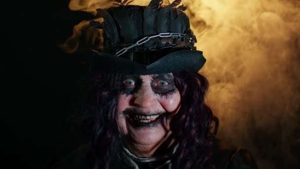 Przerażające straszne Dojrzałe kobieta babcia z Halloween stylowe czarownica makijaż co strasznie twarze — Wideo stockowe