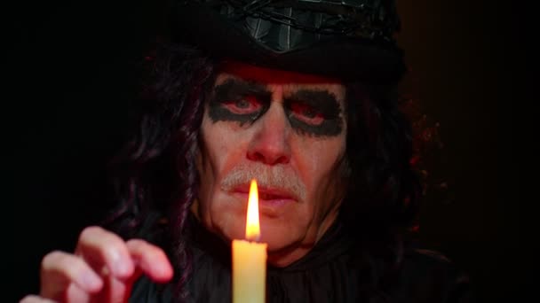 Моторошний зрілий чоловік дід з Хеллоуїн стильний макіяж відьом робить магічні ритуали вуду — стокове відео