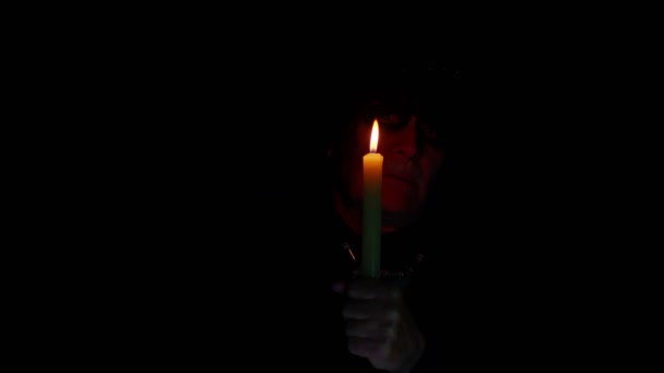 Жахливий моторошний старший чоловік з макіяжем відьом Хеллоуїна дивиться на свічку, козла, шестикутника, чарівника — стокове відео