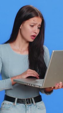 Memnun olmayan beyaz bir kadın dizüstü bilgisayarda yazı yazma yazma becerisi kullanıyor. Ani piyangoyu kaybediyor. Kötü haber kaybı oyunu başarısız bilgisayar virüsü. Mavi arkaplanda izole edilmiş kız