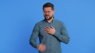 Sağlıksız, orta yaşlı, gözlüklü, öksüren, elinde grip belirtileri olan hasta, alerji, ateş ya da viral enfeksiyon olan orta yaşlı bir adam. Hasta adam mavi arka planda izole edilmiş.