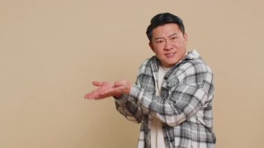 Asyalı olgun bir adam, neden başarısızlığa uğradığını sorarak el kaldırıyor. Sorunlardan duyulan güvensizlik, modası geçmiş sosyal medya memeleri, anti-hayat hacklemeleri, basit işleri sebepsiz yere zorlaştıran insanlarla alay ediyor?.