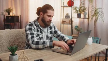 Adam evdeki masada oturup dizüstü bilgisayarda yazı yazıyor ta ki büyük bir hata virüsüne rastlayana kadar. Bu da anında sinir bozucu oluyor. Adam alnına tokat atıyor, beklenmedik teknik sorunlar yüzünden sessizce homurdanıyor.