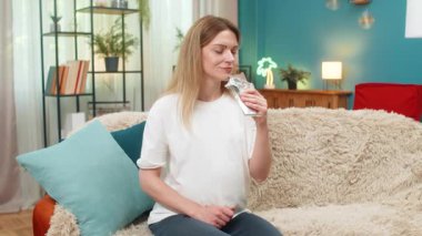 Hamile, orta yaşlı bir kadın, siyah çikolatanın tadını çıkarıyor. Gülümsüyor, sakince gülüyor. Küçük tekmeler mutlu hissettiriyor. Kanepedeki beyaz kız kakaonun tadını çıkarıyor. Küçük günlük atıştırmalıkların bebeği güvende tuttuğunu söylüyor..