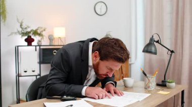 Merkez ofisteki orta yaşlı işadamı, büyüteçle küçük bir anlaşma metni okuyor, hata buluyor ve başını sallıyor. Masadaki serbest çalışan adam çıkartmaya acil düzeltme yazdı ve güncelleme için bu sefer not ayarladı.