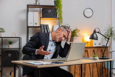 Kafkasyalı bir işadamı maddi sorunlardan endişe duyuyor, iş yerinde stres yapıyor. Tarz sahibi serbest çalışan adam para borçlarını, bütçe kayıplarını, iflasları hayal kırıklığına uğrattı. Fazla çalışma.