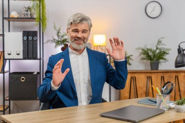 Ofisteki orta yaşlı işadamı, dizüstü bilgisayarla çalıştıktan sonra kulaklık takıp rock şarkıları söylüyor. Masadaki serbest çalışan adam kod yazıyor. Müzik enerjisinin keyfini çıkarıyor. Yüksek verimliliği arttırıyor.