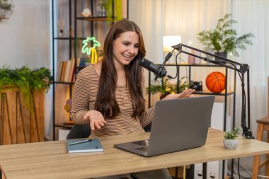 Vlog 'taki genç kadın stüdyo mikrofonuna sesleniyor. İş hakkında kısa bir tanıtım yapıyor. Masadaki beyaz kız yararlı bilgiler paylaşıyor. İpuçlarını açıklıyor, abone oluyor ve webcam 'e bakıyor.