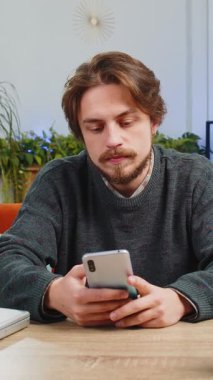 Mutlu adam cep telefonu daktilo kullanarak 