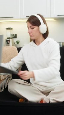 Evde genç bir kadın dizüstü bilgisayarında nefes alma pratiği yapıyor kulaklık takıyor, gözlerini kapıyor ve gülümsüyor. Kanepedeki beyaz kız ses rehberini takip ediyor. Solunum yavaşlıyor. Oturum sırasında adımlar atıyor.