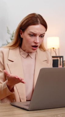 Ev bilgisayarındaki orta yaşlı iş kadını sistem çökmesi veri kaybının kafa facepalm seviyesini yükselttiğini görüyor. Masadaki serbest çalışan kız dosyaları kurtarmaya çalışıyor. Uygulamayı yeniden başlatıyor. Yedek tuşlara basıyor.