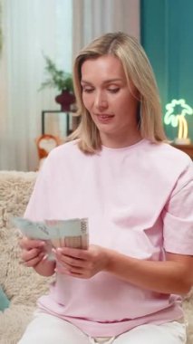 Hamile, orta yaşlı bir kadın UAH Ukrayna Hrivnia nakit planlama bütçesini sayarak doğum bankaları için ciddi dikkat çekiyor. Masrafları gözden geçiren bir kız güvenli bir geleceğin bebeğini sorumlu tutmak için para harcıyor..