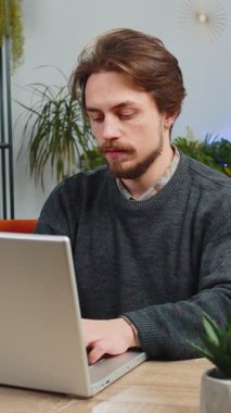 Sakallı adam ofis odasındaki işini bitirdikten sonra kanepeye oturup laptopunu kapatıyor. Genç Kafkasyalı serbest çalışan adam ev masasında uzaktan kumandayla çalışıyor. Defter bilgisayarında e-öğrenme, internette gezinme