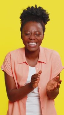 Aferin, aferin. Kadın sevinçle gülerken el çırpıyor, memnuniyet saçıyor ve alkışlıyor. Başarılı bir iş. Neşeli siyahi kız başını sallayarak başarıyı kutluyor.