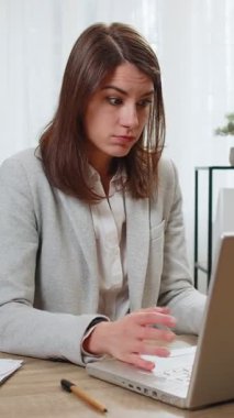 Ne diyecegimi bilmiyorum. Ofis masasında dizüstü bilgisayarda çalışan kafası karışmış bir iş kadını. Serbest çalışan, muğlak sorulardan utanıyor. Şüpheleri var, cevap yok, bilgisiz, kararsız.