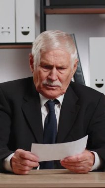 Mektupta kötü haber okuyan kıdemli işadamı şok oldu. Finansal sorunlar, banka borç ödeme faturası, vergi faturası veya iflas bildirimi. Ofis masasındaki takım elbiseli adam.