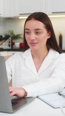 Evdeki genç kadın dizüstü bilgisayarını kapatıyor rahatlama gülümsemesiyle nefes veriyor ve uzun bir iş gününden sonra kendini sakin hissediyor. Kafkasyalı kız kanepeye uzanıyor, dinleniyor derin bir nefes alıyor, gülümsüyor, rahatlıyor, enerjisini tazeliyor.