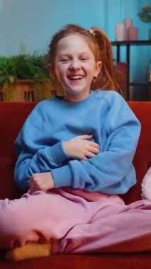 Çocukluk çağındaki bir kız, saçma sapan anekdotlar, komik şakalar duyduktan sonra gülerek, kaygısızca eğleniyor, evde olumlu insanların yaşam tarzlarını öğreniyor. Genç bayan çocuk akşam odasında, kanepede.