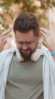 Üzgün ve mutsuz genç bir turist hayat endişeleri üzerine düşünüyor, haksız bir durumdan muzdarip. Sorun, kötü hissetme, tükenmiş keder. Hüsrana uğramış, yalnız, yetişkin bir adam şehir caddesinde dikiliyor..