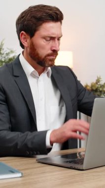 Merkez ofisteki orta yaşlı işadamı laptop ekranını büyüteçle kontrol ediyor ve küçük bir yazı tipi hatası buluyor. Masadaki serbest çalışan adam rakamları doğruladı ve denetim sonucunu rahatlıkla doğruladı..