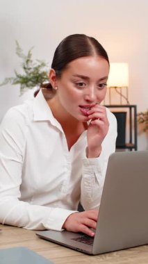 Merkez ofisteki genç iş kadını, büyüme çizelgesini dizüstü bilgisayarında görüyor. Kar sıçraması görüyor ve gülümsüyor. Masadaki serbest çalışan kız başarıyı kutluyor. Yüksek sesle paylaşımlar müşteriye mesajla kazanır diyor..