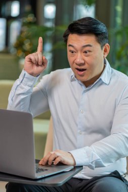 Evreka. Düşünceli, zeki, ilham verici Çinli iş adamı dizüstü bilgisayarını kullanarak parmağını kaldırdı yaratıcı bir plan yaptı. Otel lobisindeki ilham kaynağı sorusuyla heyecanlandı..