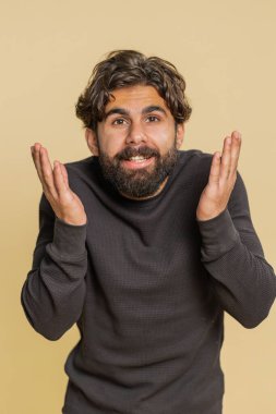 Aman Tanrım, vay canına. Kazanan şaşırır, şaşırır, kameraya büyük gözlerle bakar, ani zaferle şoke olur. Samimi, kafası karışmış yakışıklı Lübnanlı adam bej renkli stüdyo arka planında tek başına..