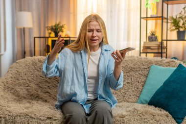 Evde telefonu hoparlörde oturan genç bir kadın, sakince konuşmaya başlıyor ve tartışmalar hararetli bir tartışmaya dönüşüyor. Kanepedeki beyaz kız öfkeyle bağırıyor, yoğun stres ve rahatlama karışımı.