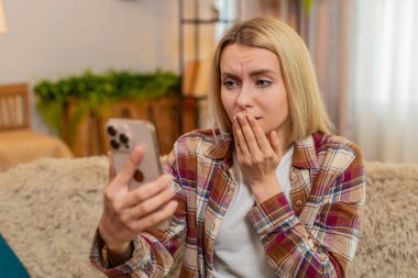 Genç yetişkin bir kadın evdeki kanepede oturan kızgın suratlı, kötü yorumlara ve başarısızlığa tepki veren akıllı telefona bakar. Kız olumsuz geri bildirimden ve duygusal olarak çevrimiçi zorlukları kaybetmekten bıktı.