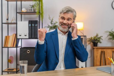 Merkez ofisteki orta yaşlı işadamı akıllı telefonu kulağına dayayıp terfi haberlerinin gururlandırdığını duyuyor. Masadaki serbest çalışan adam gülerek sıradaki hedefi planlıyor. Büyük zaferi kutlayan özgeçmişi güncelliyor..