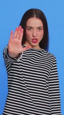 Dur, yeter. Kafkasyalı bir kadın, el ele tutuşmak yok diyor. Bitiş çizgisinde el ele tutuşmak yasak erişim, iletişimin kopması, vücut dili tehlikesi uyarısı. Mavi arka planda genç bir kız