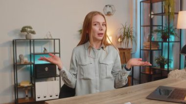 Ne diyecegimi bilmiyorum. Kafası karışmış bir kadın, belirsiz bir soru hakkında utanır, şüpheleri olur, cevapsız bir fikir, bilgisiz ve kararsız olur. Beyaz sarışın kız ofis masasında oturuyor..