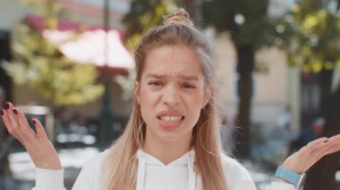 Kötü bir fikre tepki veren, kötü kalite kafa sallamaktan memnun olmayan üzgün bir kadın. Hayır, teklifi reddet, dışarıda evlenme teklifini sevme. Şehir caddesinde yakın plan beyaz kız turist.