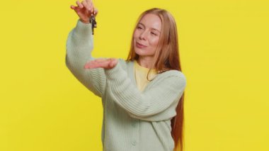 Beyaz, orta yaşlı, emlakçı bir kadın. Yeni ev dairesinin anahtarlarını gösteriyor. Mülk alıp kiralıyor, ipotek kredisi alıyor, sigorta yaptırıyor. Sarı arka planda izole edilmiş yetişkin bir kız.