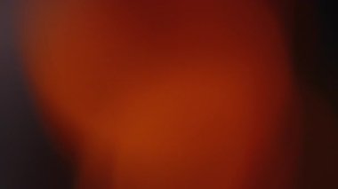 Işık sızıntısı 4K görüntüsü. Lens parlaklığı bokeh örtüleri, yanan alev arka planı. Görüntülerinizi birleştirmek, videoyu biçimlendirmek, dönüşümleri sağlamak için. Odaklanmış lamba flaş ışını etkisi. Işık titreşimleri ve ışıltı