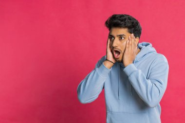 Aman Tanrım, vay canına. Heyecanlı kazanan adam şaşkınlıkla el kaldırıyor. Büyük gözlerle kameraya bakıyor. Başarı başarısını kutlayan ani zaferden şok oluyor. Kırmızı arkaplandaki adam