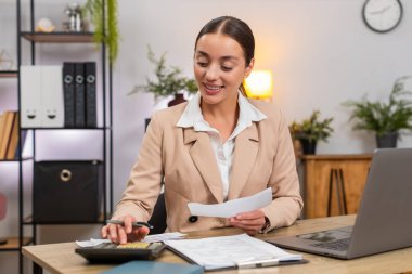 Merkez ofisteki genç işkadını makbuzları kontrol ediyor ve faturalar hesap makinesi ve toplam aylık rakamlara giriyor. Masadaki serbest çalışan kız başını salladı. Memnuniyet özeti yazdı ve raporu klasöre kaydetti.