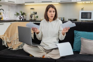 Evdeki genç kadın dizüstü bilgisayarında finans evraklarını doldurmaya çalışıyor. Faturaların karışık ve gergin olduğunu görüyor. Kanepede oturan beyaz kız kameraya bakar ve suçlamalar hakkında sorular sorar destek konuşmaları ve planlar yapar.