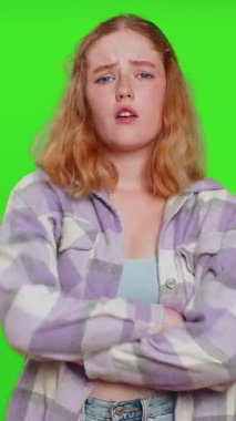 Üzgün, sinirli bir kadını yanlış anladığı için gücendirdi. Kavga üstüne hayal kırıklığına uğradı, başarısız oldu, kaybetti, görmezden geldi ve iletişim kurmak, konuşmak istemedi. Krom anahtar arka planında izole edilmiş bir kız. İnsan yaşam tarzları