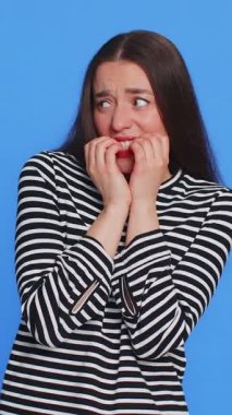 Korkmuş beyaz kadın tehlike sorunlarından korkuyor, fobisi var, anksiyete bozukluğu korkuyu gösteriyor hayır, güvensizlik, stres, panik. Mavi stüdyo geçmişinde depresif, korku dolu bir kız.