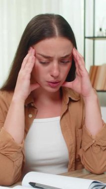 Masadaki genç kadın başını öne eğerken, ödenmemiş faturalar dizüstü bilgisayar ve hesap makinesinin yanında yer alıyor. Kafkasyalı kız bunalmış hissediyor ve acil borç baskısını yönetmek için çözüm arıyor.