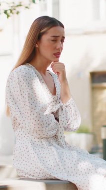 Mutsuz, Kafkasyalı genç bir kadın hayat boyu açık havada adaletsiz bir durumdan muzdarip olduğunu düşünüyor. Sıkıntıdan patlamak kötü bir duygu. Şehir caddesinde yalnız gezgin kız. Kasaba yaşam tarzları