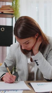 Kafkasyalı iş kadını mali rapor hazırlıyor sunum yazma ya da düzeltmeler tek başına modern işyerinde oturan evrak işlerini hallediyor. Bankacılık, yönetim, finans kavramı.